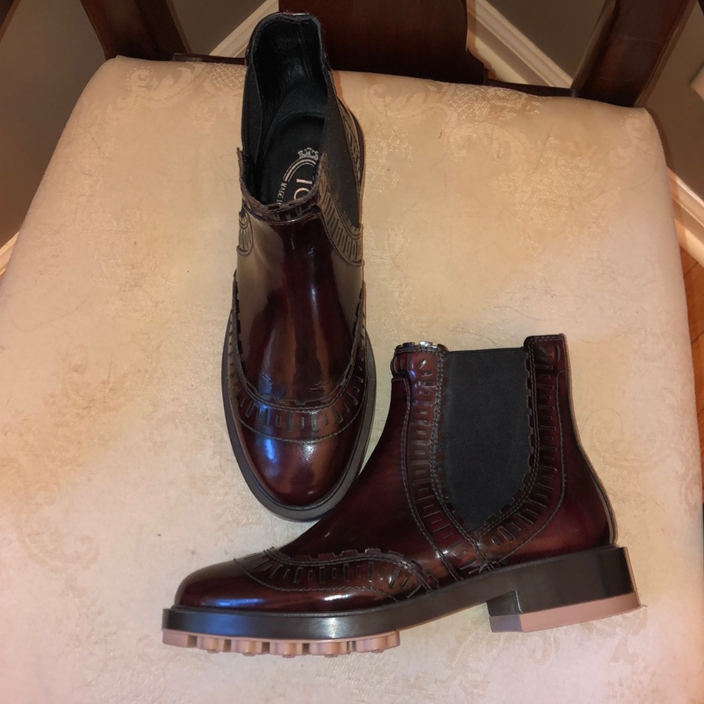 Gorgeous Patent Chelsea Tod’s Boots, Pristine! - Picture 2 of 11